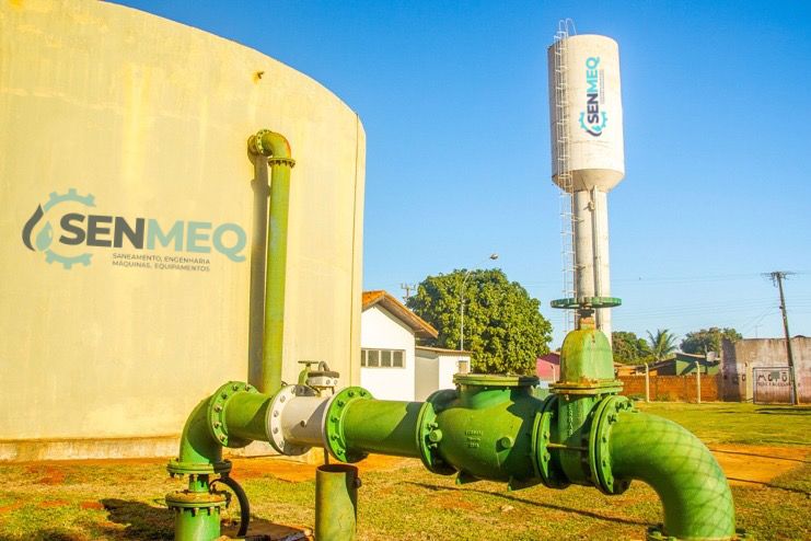 Reservatório com a marca SENMEQ e rede de tubulação verde