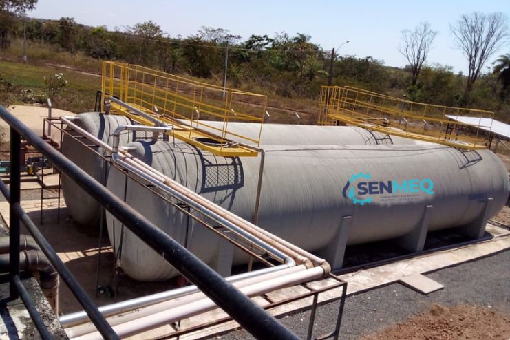 Tanques horizontais de tratamento com passarelas amarelas e tubulações