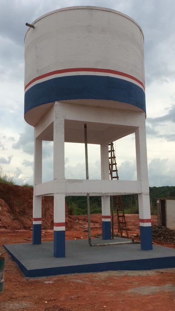 Reservatório elevado finalizado, pintado de branco, azul e vermelho